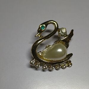 Elegant Gold and Pearl Swan Brooch